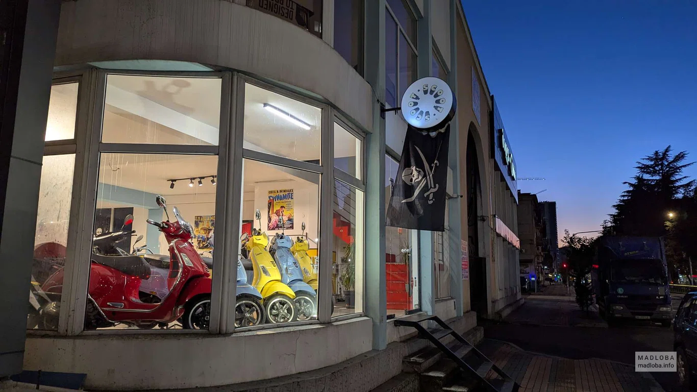 Магазин мотороллеров "Scoot Scoot" в Батуми фасад