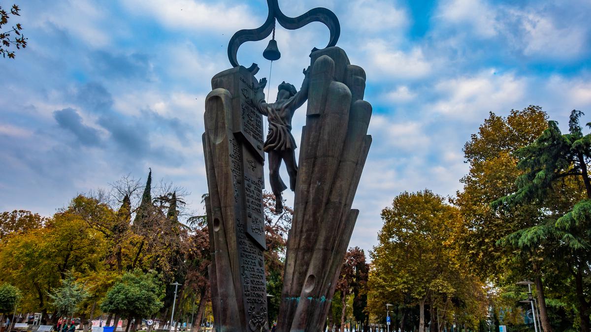 Скульптура в парке Деда Эна