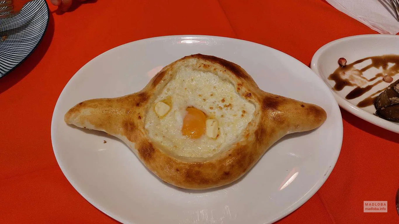 Хачапури с яйцом и сыром