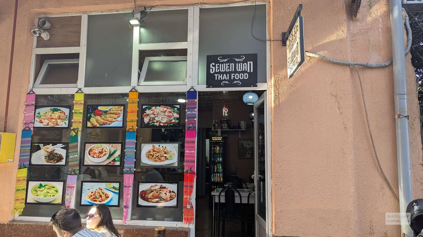 Вход в кафе Seven Wan Thai Food