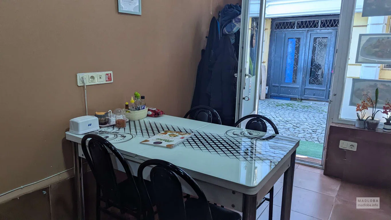 стол в кафе Seven Wan Thai Food в Батуми