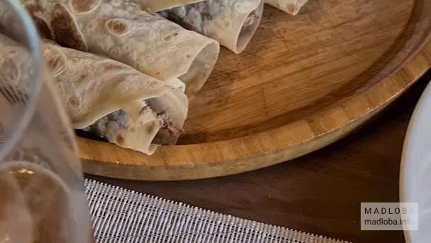 Мясо в лаваше с соусом сацебели