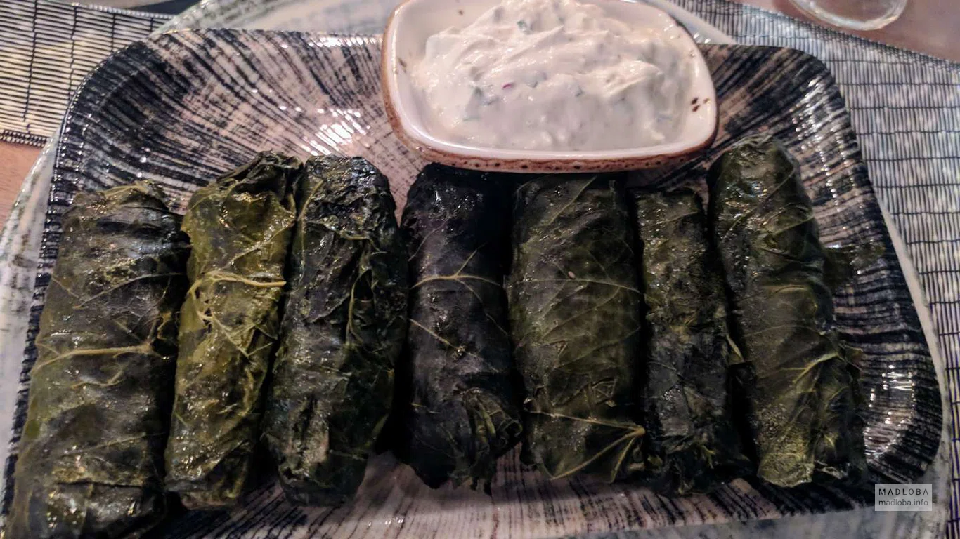 Долма со сливочный соусом
