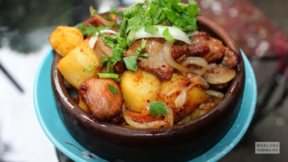 Блюдо из мяса в кафе Шатер