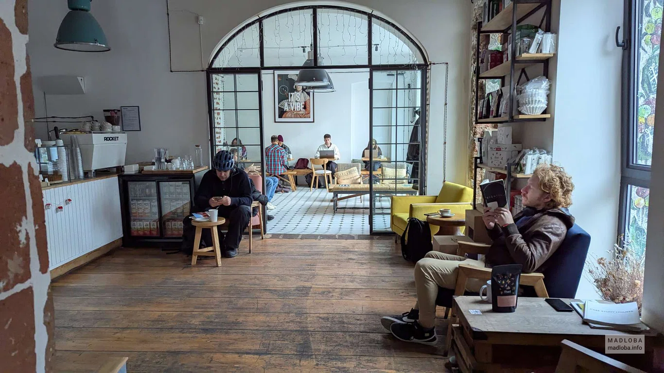 посетители кофейни Shavi Coffee Roasters в Тбилиси