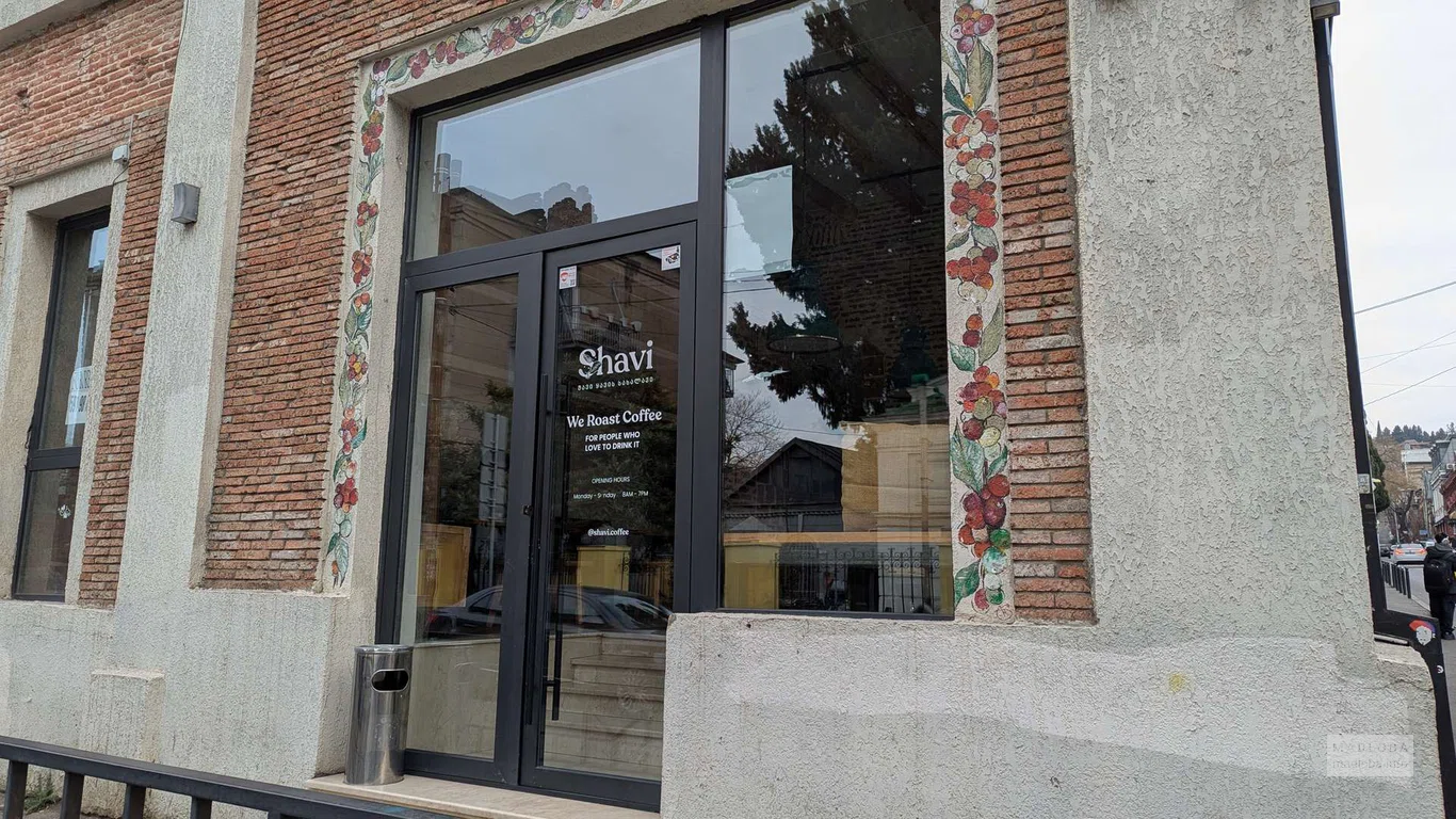 Вход в кофейню Shavi Coffee Roasters в Тбилиси