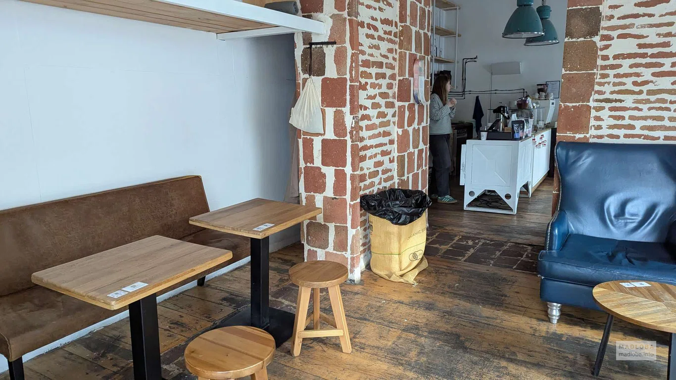 столики в Shavi Coffee Roasters в Тбилиси