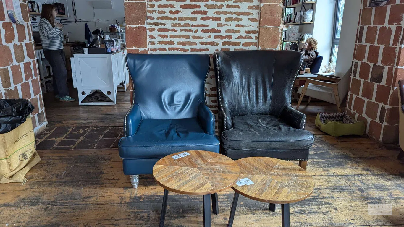 кожаные кресла в Shavi Coffee Roasters в Тбилиси