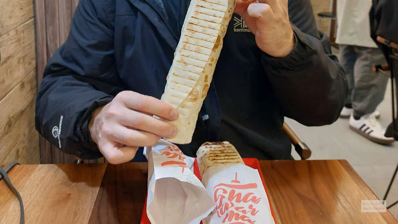 Подача шаурмы в Shawarma Ланд
