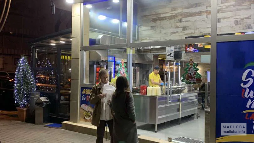 Вход в кафе Shawarmaland