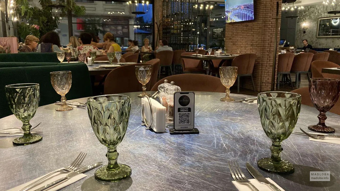 Столики в зале ресторана
