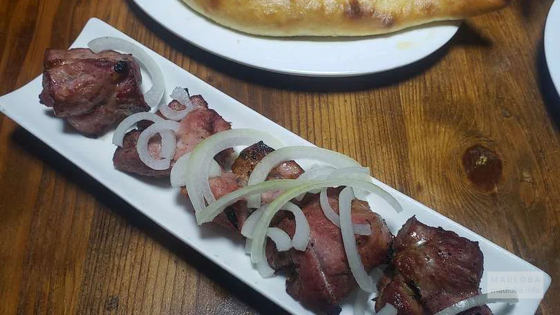 Шашлык и хачапури с яйцом