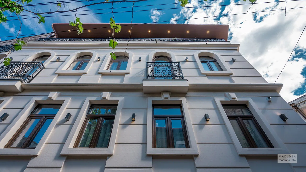 Окна здания Silver 39 Boutique Hotel & Terrace