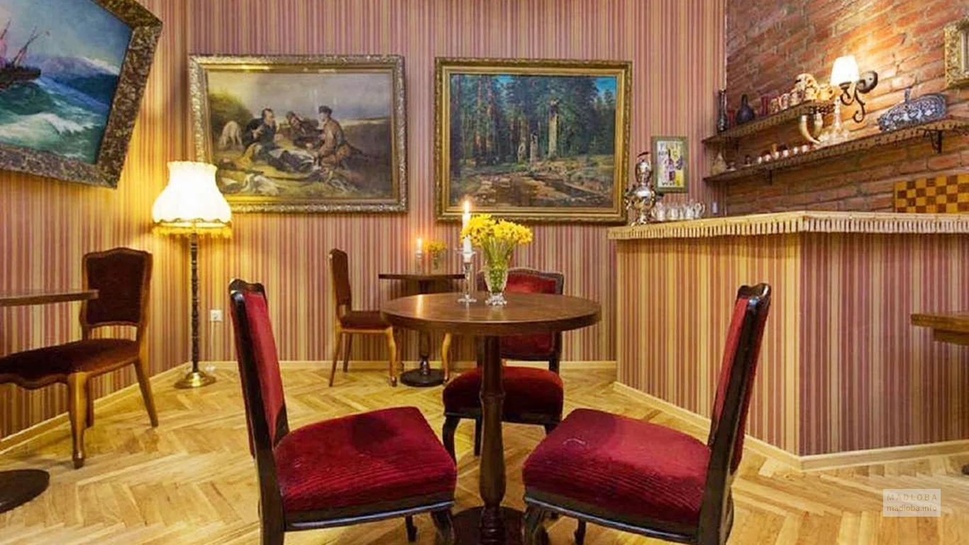 Интерьер кафе в бутик-отеле Simon's