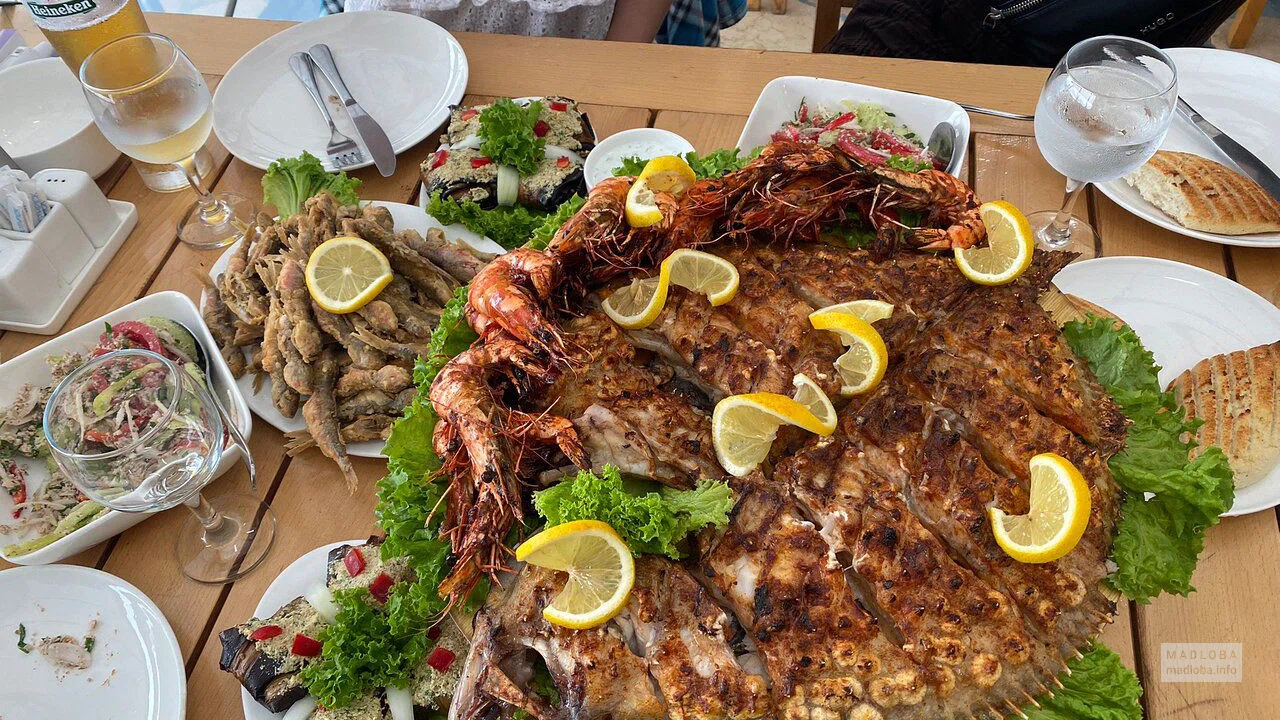 Морепродукты в ресторане Синяя Волна