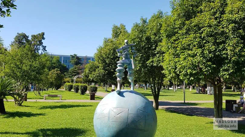 Памятник почтальону