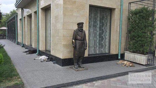 Скульптура "Дворник на Шавтели"