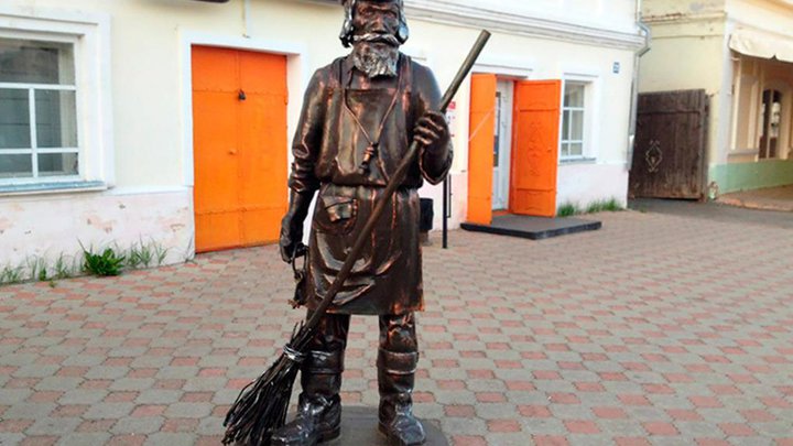 Скульптура "Дворник на Шавтели"