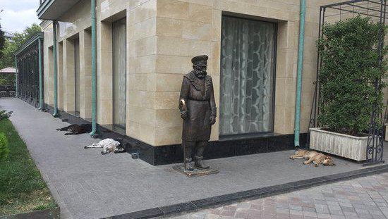 Скульптура "Дворник на Шавтели"