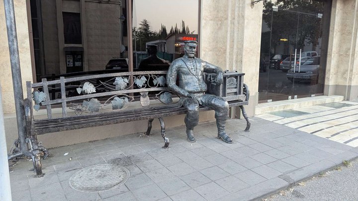 Sculpture "Organ grinder on a bench"