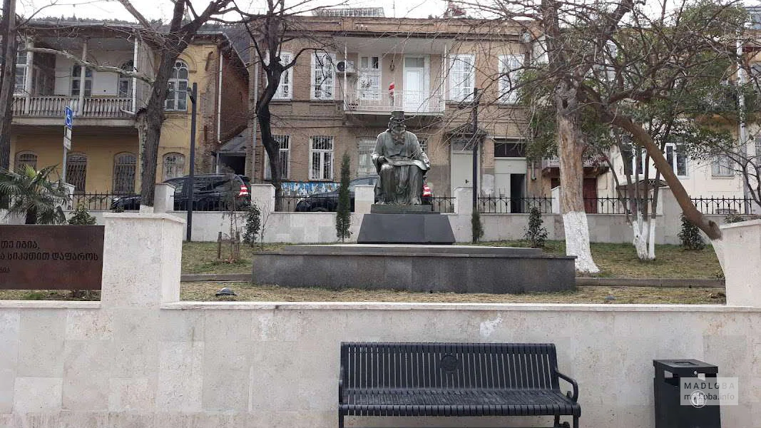 Памятник Сулхан-Сабе Орбелиани в Тбилиси