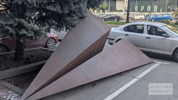 Скульптура бумажного самолётика в Тбилиси