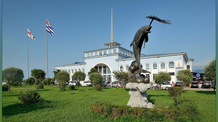 Памятник дельфинам