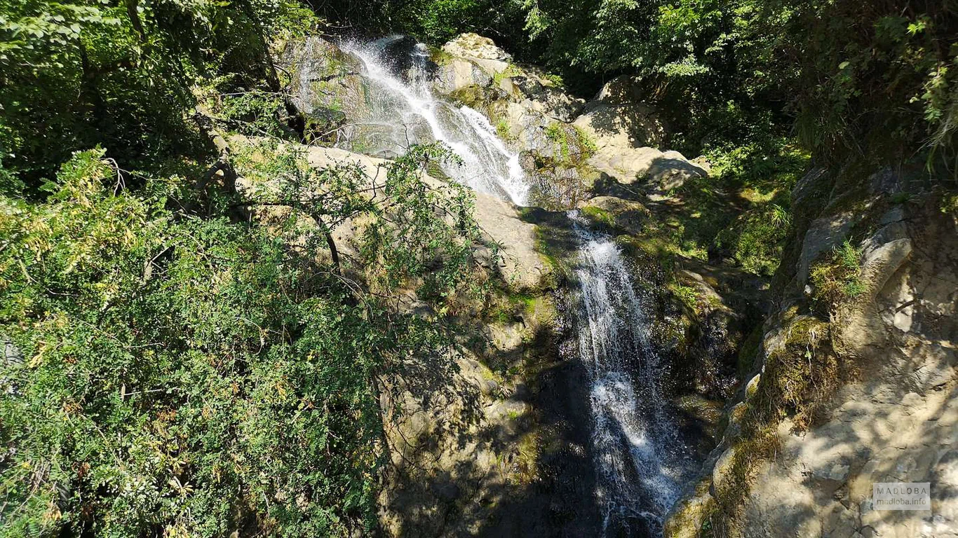 Водопад Андрея Первозванного в лучах летнего солнца