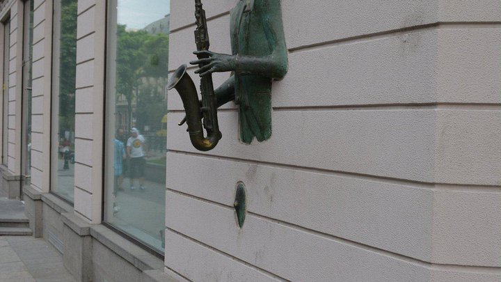 Скульптура саксофониста