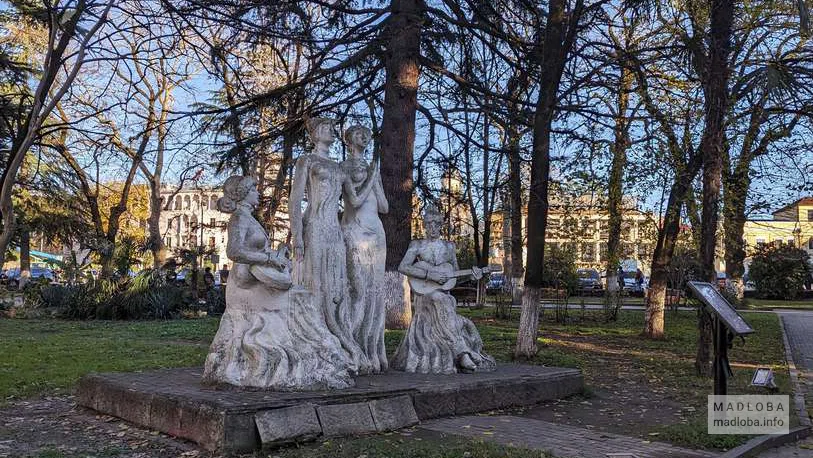 Памятник сестрам Ишхнели в Центральном парке Кутаиси