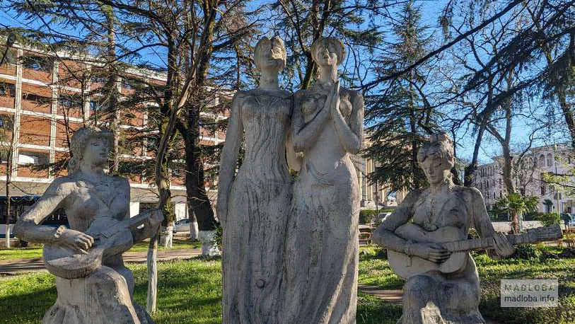 Памятник сестрам Ишхнели в Центральном парке Кутаиси