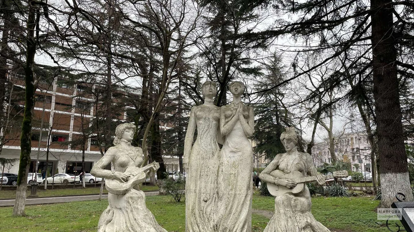 Памятник сестрам Ишхнели в Центральном парке Кутаиси