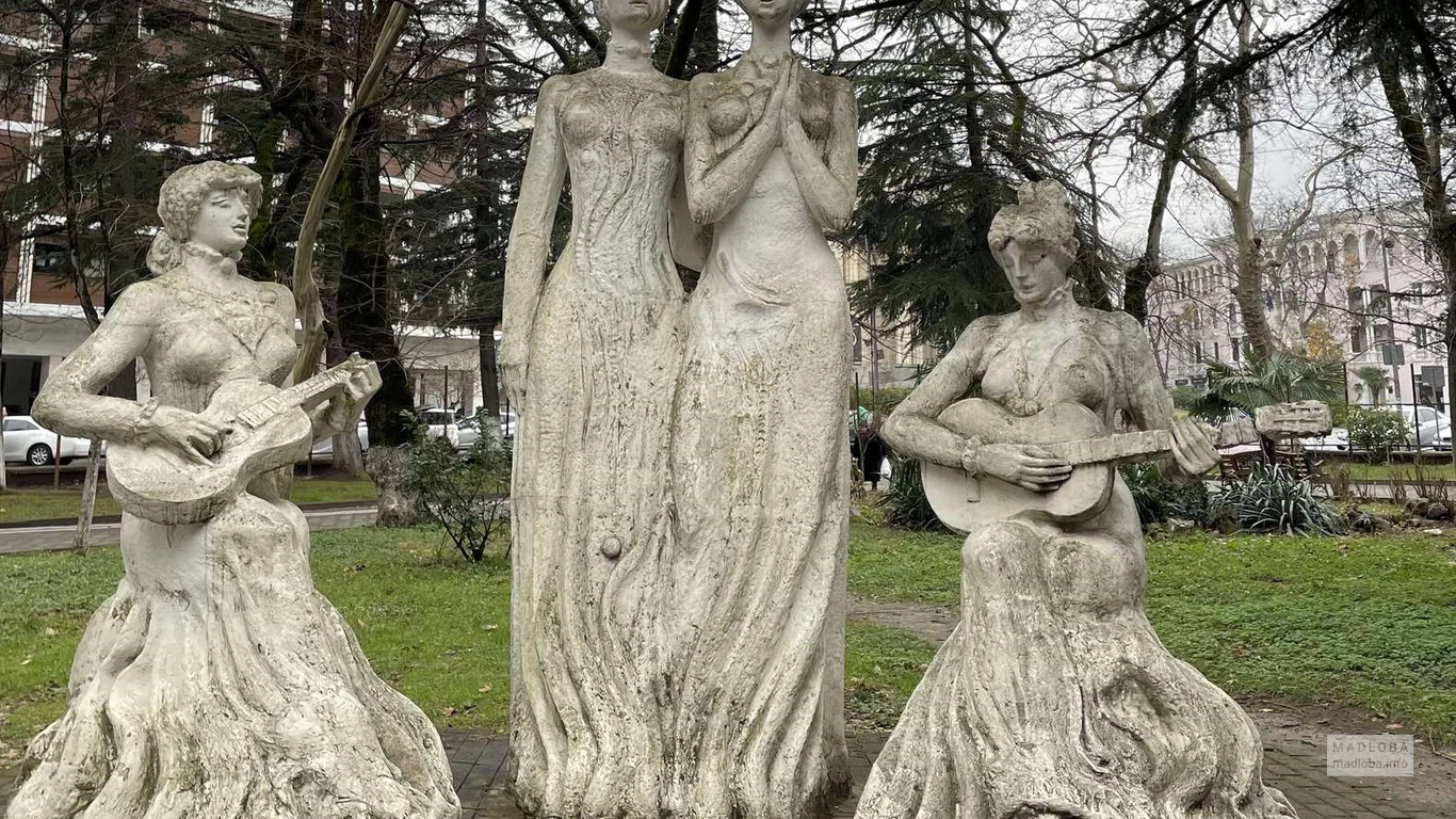 Памятник сестрам Ишхнели в Центральном парке Кутаиси