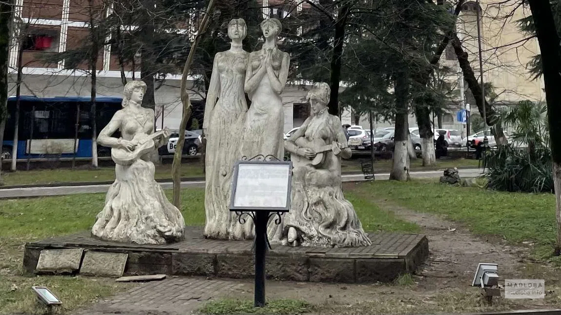 Памятник сестрам Ишхнели в Центральном парке Кутаиси
