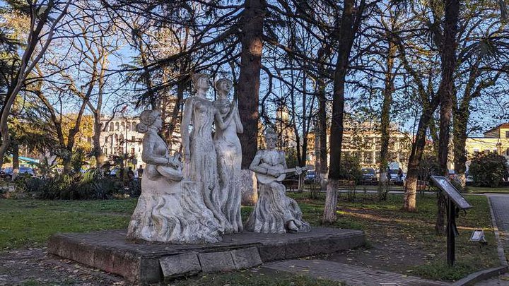Statue Sisters Ishkhneli