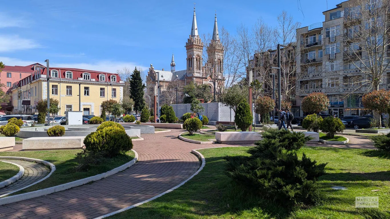 Прогулочные дорожки в сквере Зубалашвили в Батуми