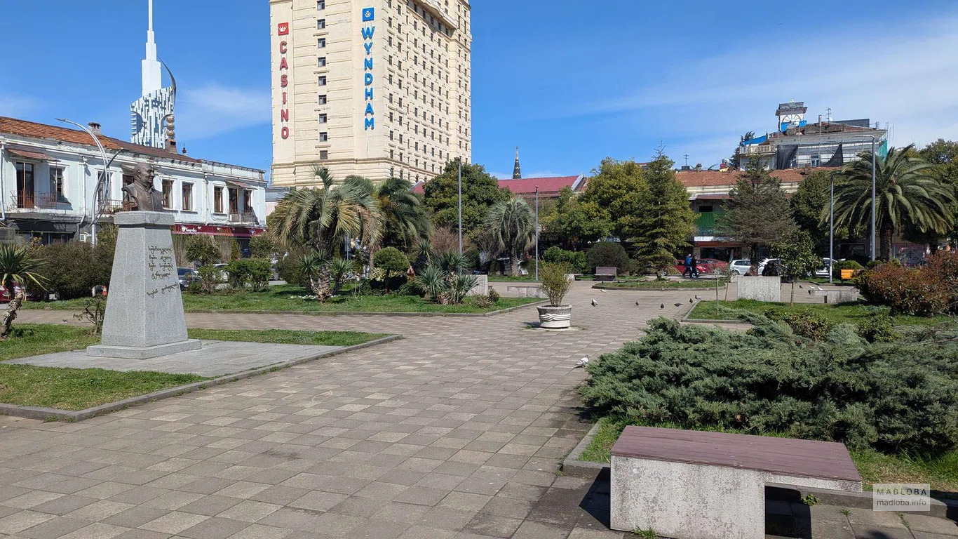 памятник Зубалашвили в сквере