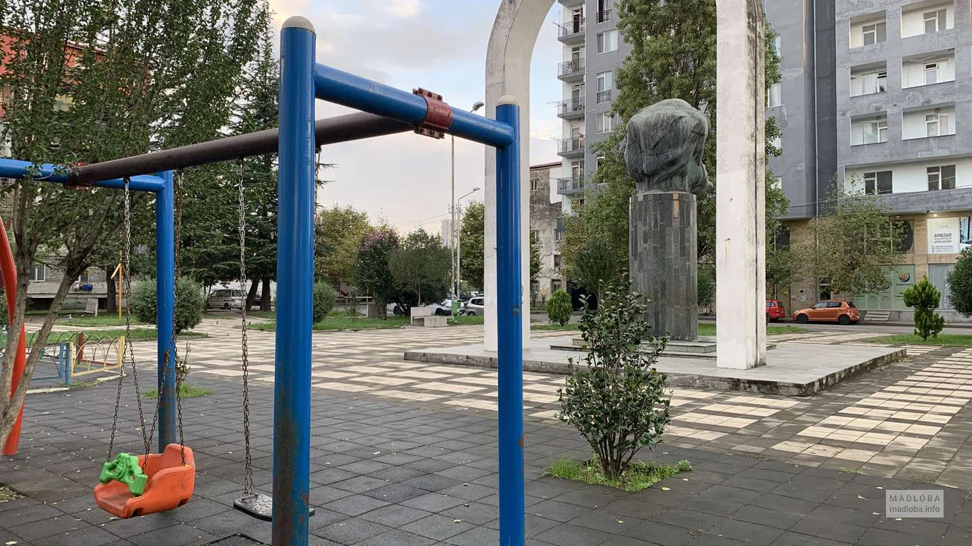 Сквер имени Галактиона Табидзе