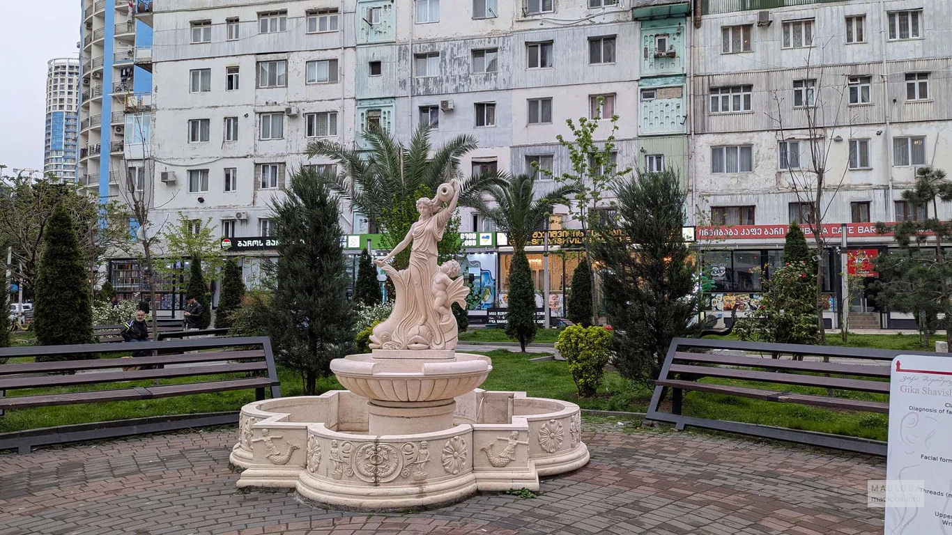 Сквер на пересечение улиц Инасаридзе и Кобаладзе в Батуми