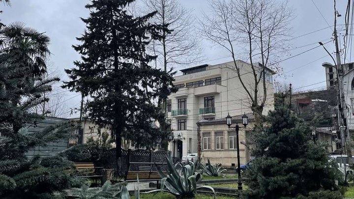 მოედანი საბავშვო მოედნით