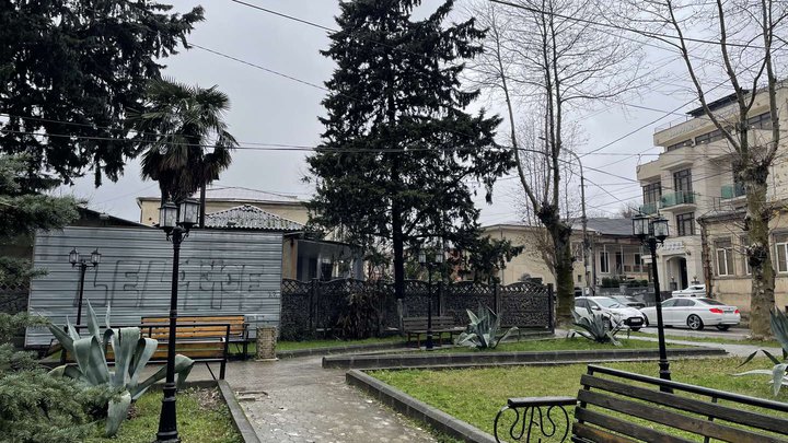 მოედანი საბავშვო მოედნით