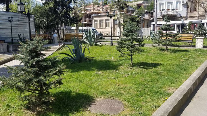 მოედანი საბავშვო მოედნით