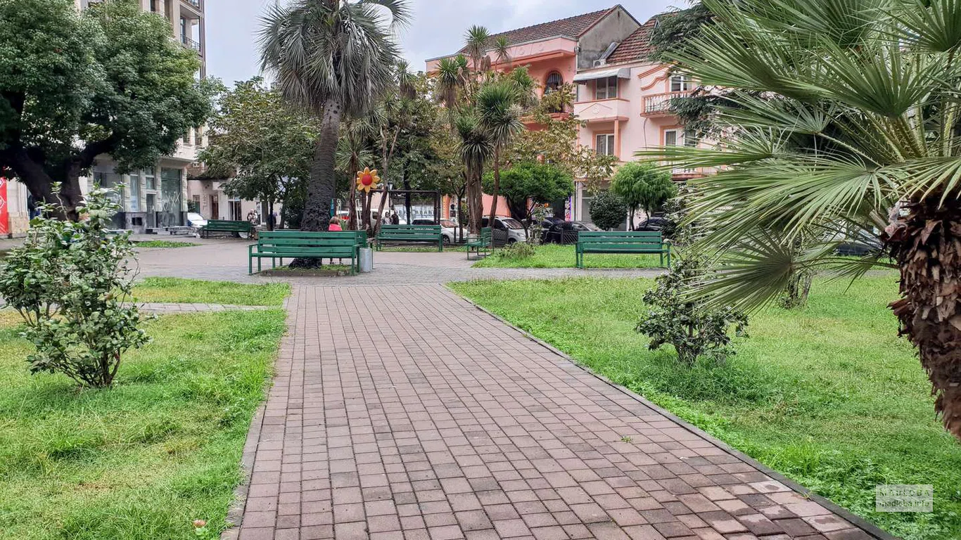 Сквер возле мечети в турецком квартале