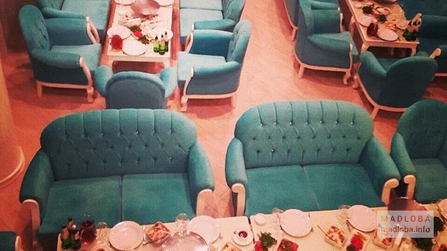 Столики с диванами в Sky Lounge & Disco