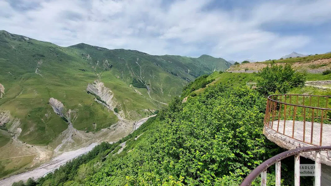 Смотровая площадка в горах "Крест" по дороге в Гудаури из Ганиси
