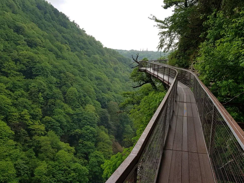 
								Observation deck in Okatse Canyon