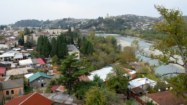 სადამკვირვებლო გემბანი მწვანე ყვავილას ტაძართან