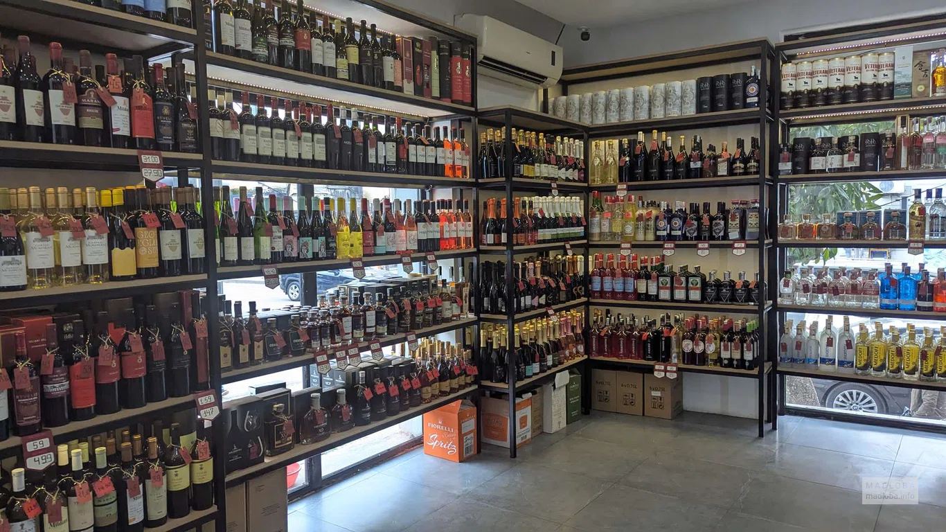 Бутылки алкоголя на полках в магазине Smugglers