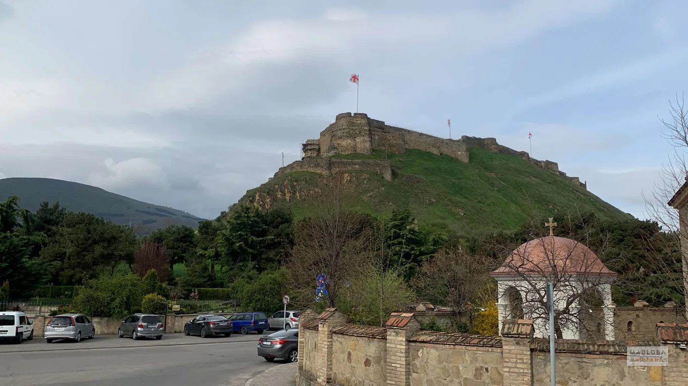 Панорамный вид на гору с крепостью, расположенной неподалёку от собора
