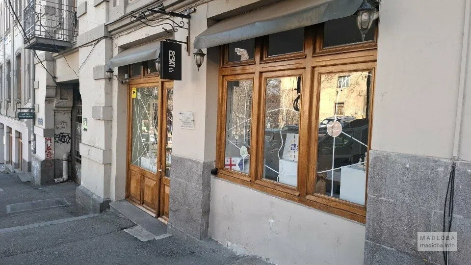 Вход в магазин сувениров Social Concept Store ESKI